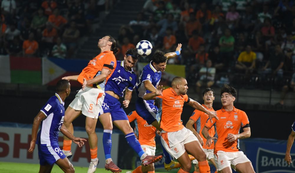 Para pemain Persib dan Ratchaburi FC berduel memperebutkan bola dalam leg pertama babak 16 besar Liga Champions Asia 2 di Dragon Solar Park, Ratchaburi, Tailan.