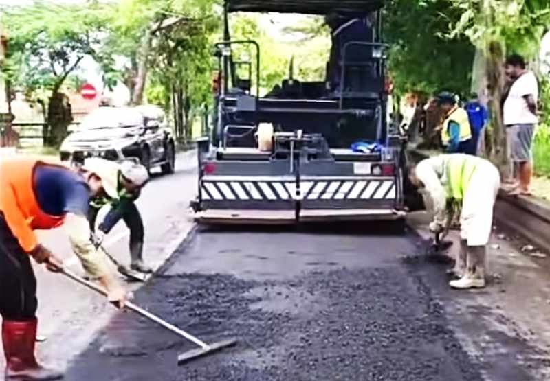 MULAI PERBAIKAN: Perbaikan jalur tengkorak yang rusak . (foto: M. Basir/Radar Bali)