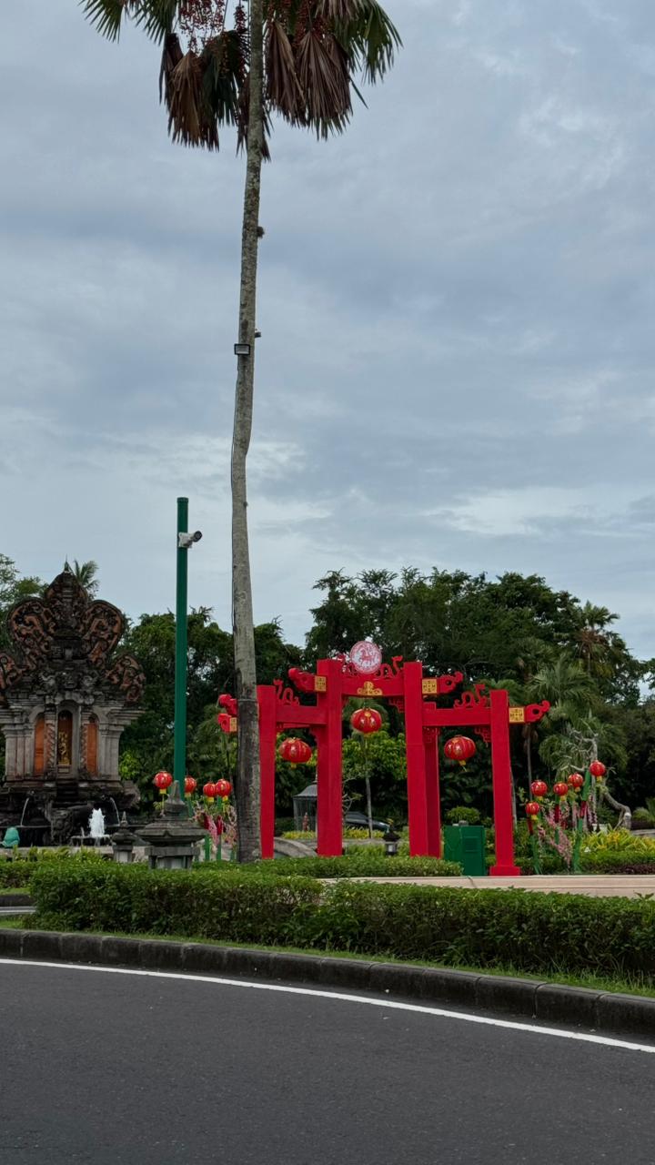 Hiasan Valentine dan Imlek di kawasan ITDC Nusa Dua, Kuta Selatan, Badung .