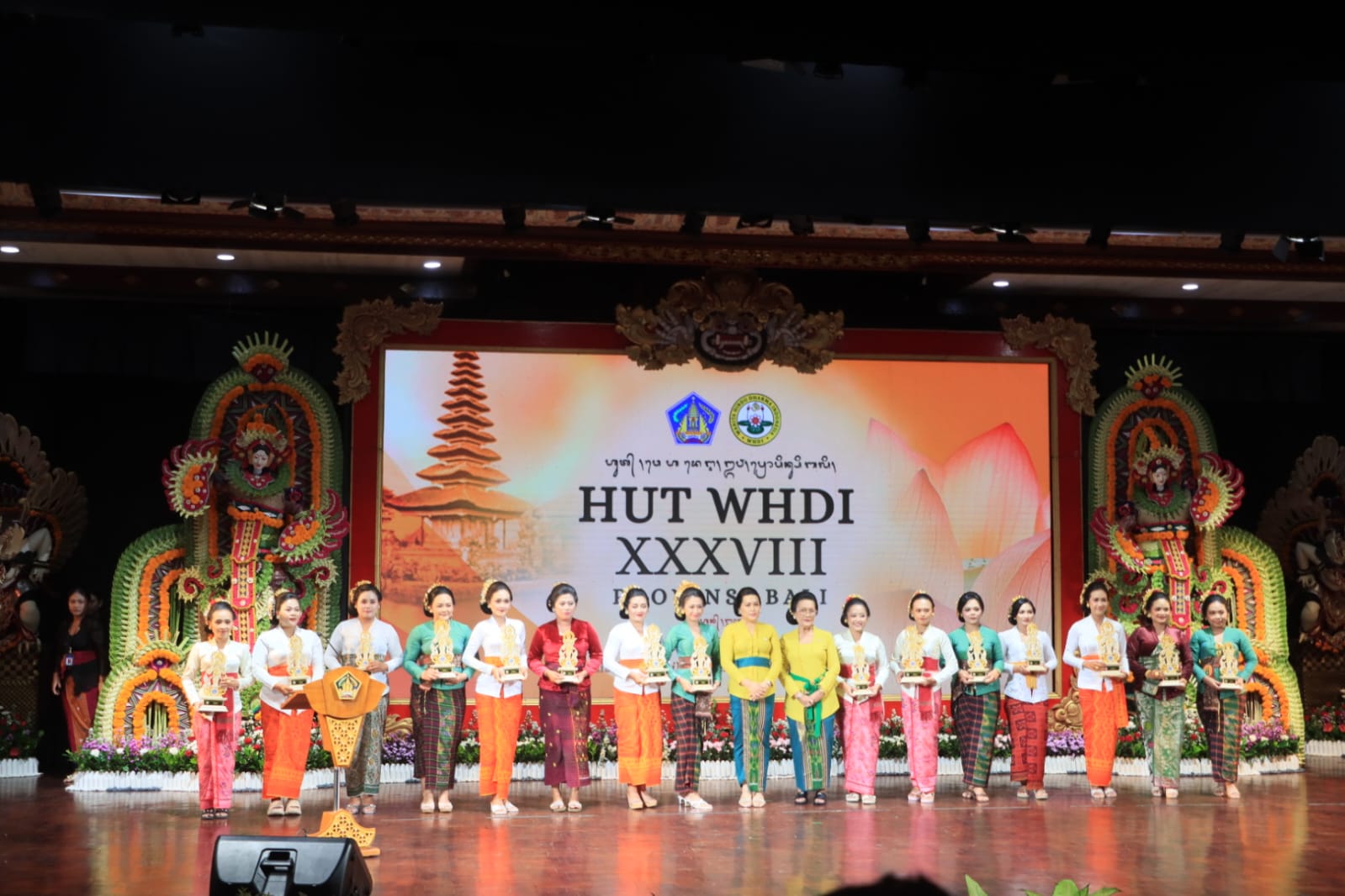 Duta Kota Denpasar meraih Juara pada perlombaan Gebogan HUT Ke- 38 WHDI Provinsi Bali, di Gedung Ksirarnawa, Art Centre, Kamis (12/2).