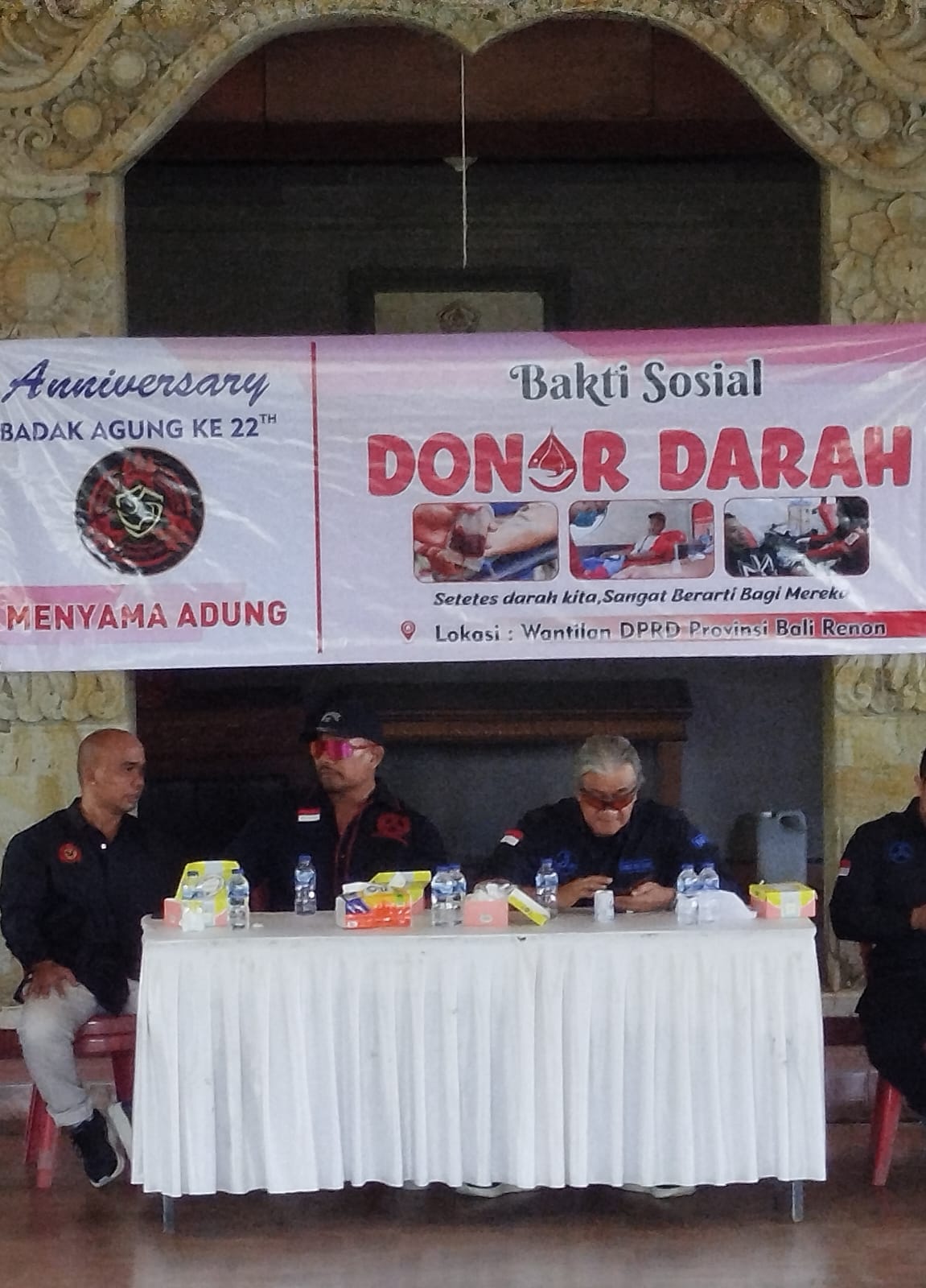 Merayakan hari ulang tahun (HUT) Laskar Bali Badak Agung yang ke-22, ratusan anggota Laskar Bali Badak Agung menggelar bakti sosial donor darah di Wantilan DPRD Bali, Jumat (13/2/2026).