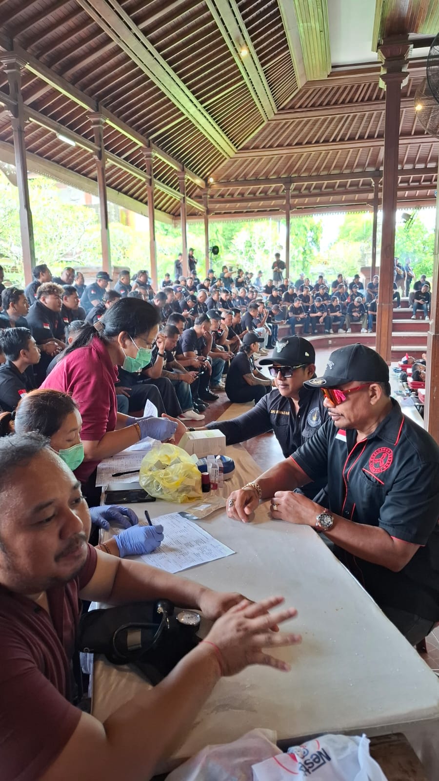 Ratusan anggota Laskar Bali Badak Agung menggelar bakti sosial donor darah di Wantilan DPRD Bali, Jumat (13/2/2026).