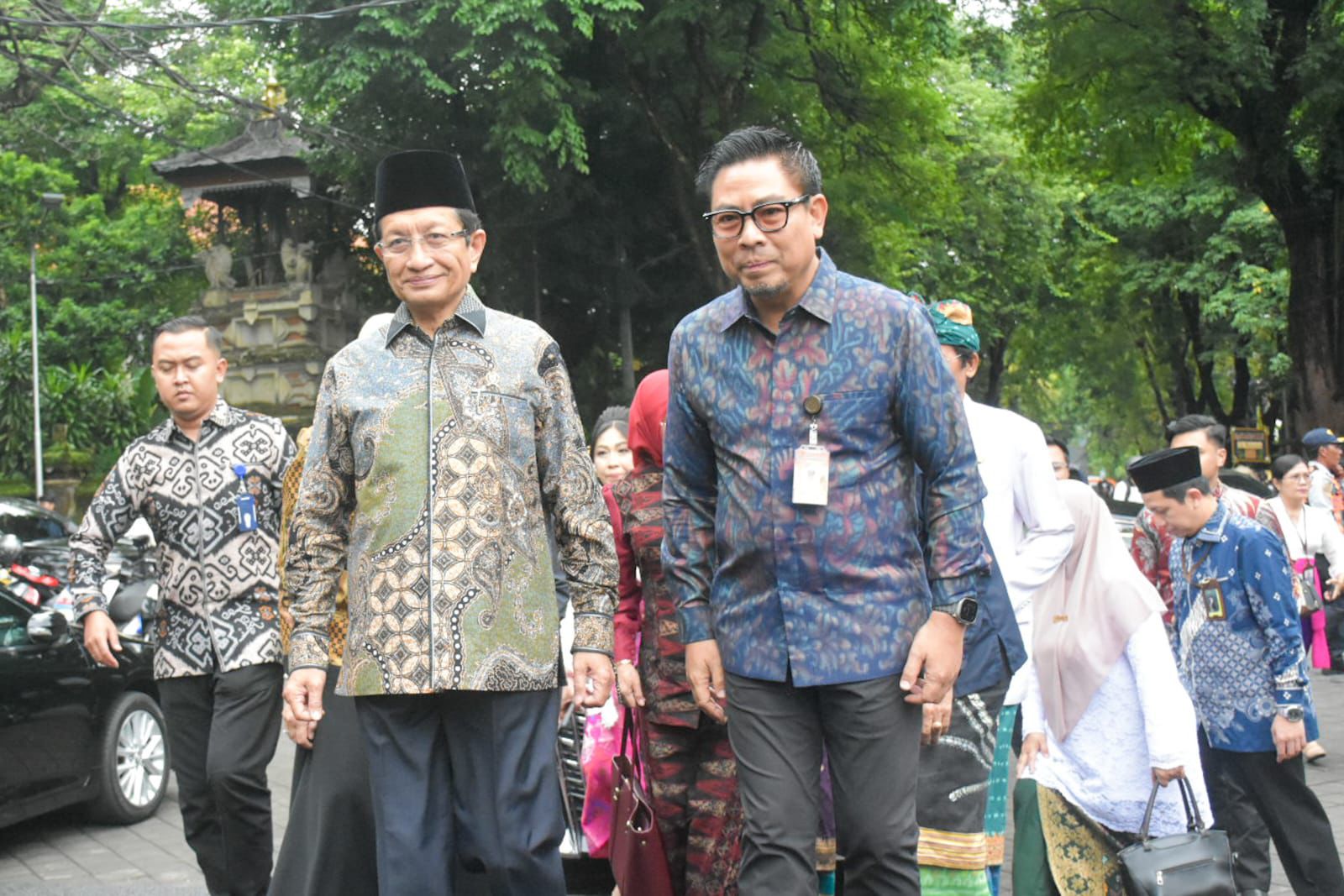 Wawali Denpasar I Kadek Agus Arya Wibawa dan Menteri Agama RI, KH. Nasaruddin Umar di Jaba Pura Agung Jagatnatha Denpasar, Jumat (13/2).