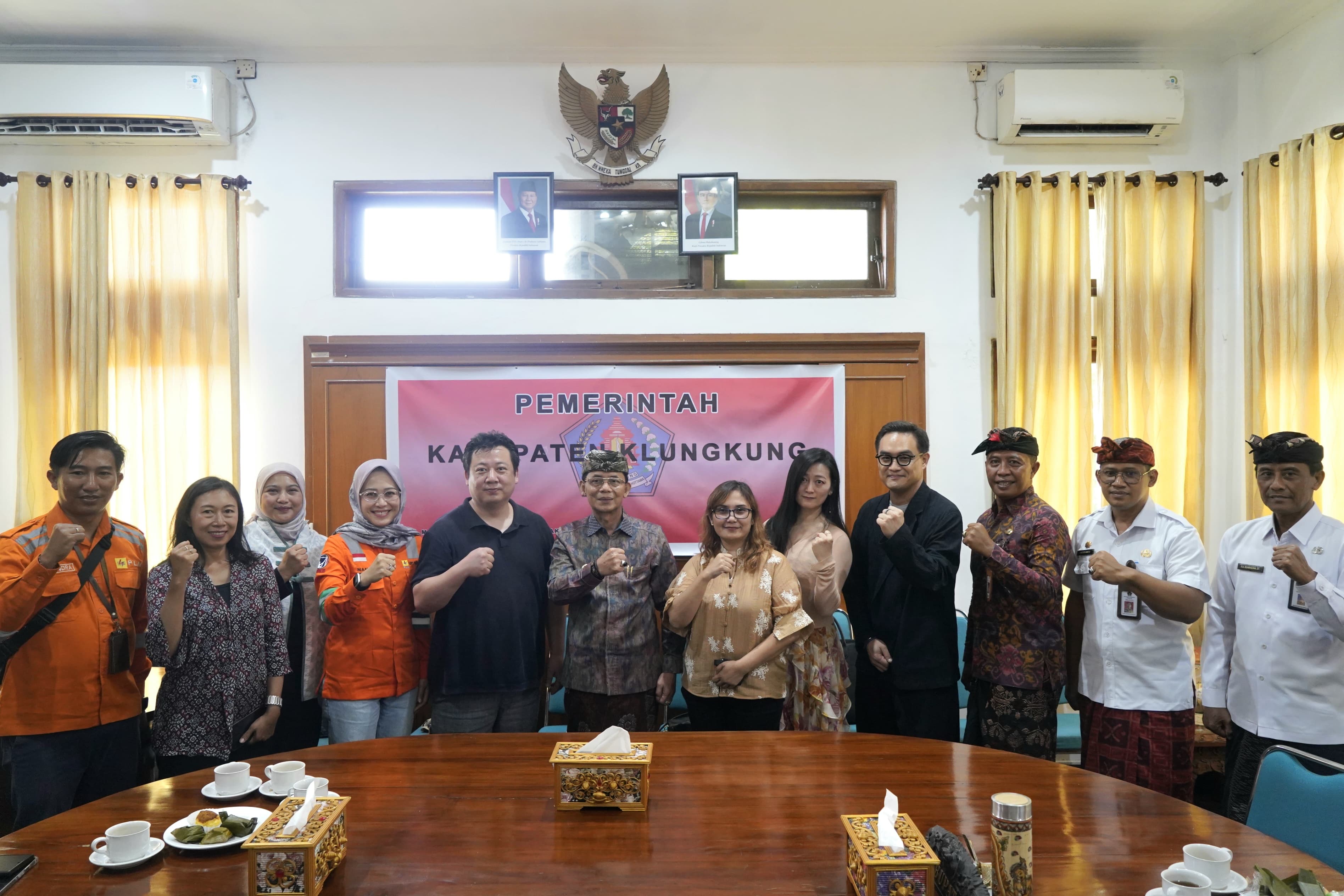Bupati Klungkung I Made Satria menerima audiensi Indonesia Korea (INAKO) di ruang kerjanya, Kamis (12/2). (Humas Pemkab Klungkung).