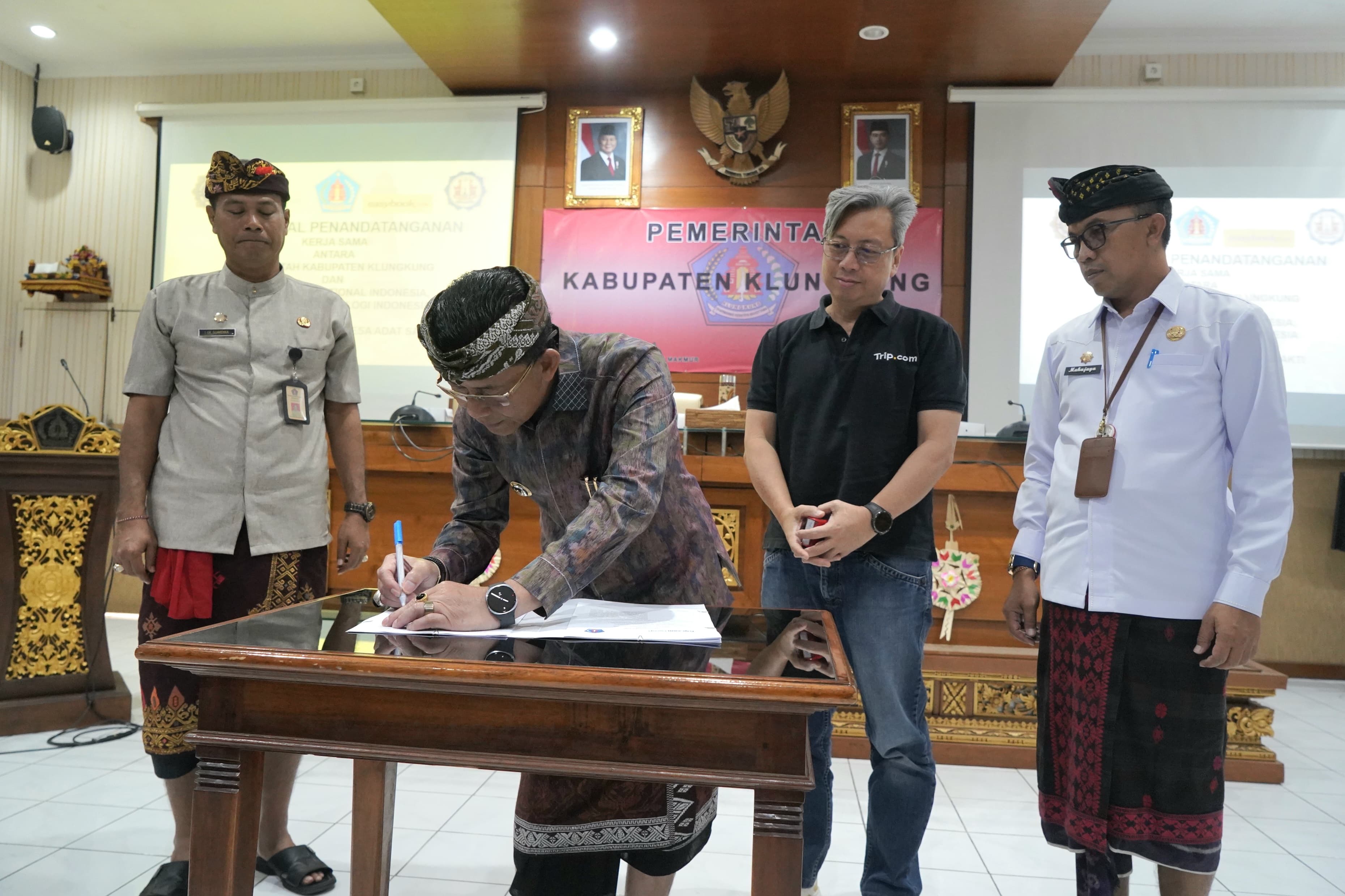 Bupati Klungkung I Made Satria tandatangani kerja sama pungutan retribusi wisata berbasis e-Ticketing dan e-Payment di Ruang Rapat Praja Mandala Kantor Bupati Klungkung, Kamis (12/2).