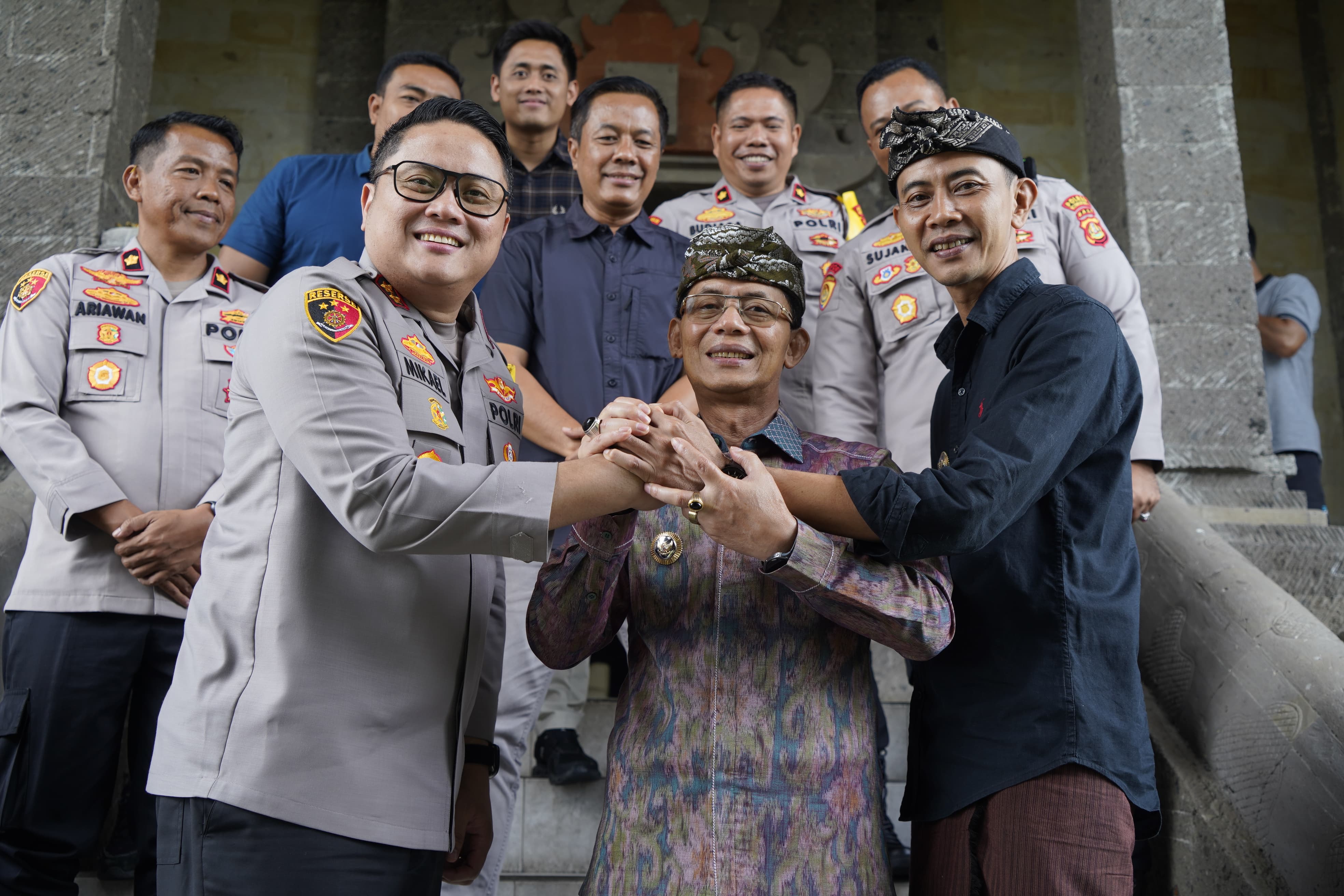 Bupati Klungkung I Made Satria bersama Wabup Tjokorda Gde Surya Putra menerima kunjungan dan silaturahmi Kapolres Klungkung yang baru, AKBP Mikael Hutabarat bertempat di Ruang Rapat Bupati Klungkung.