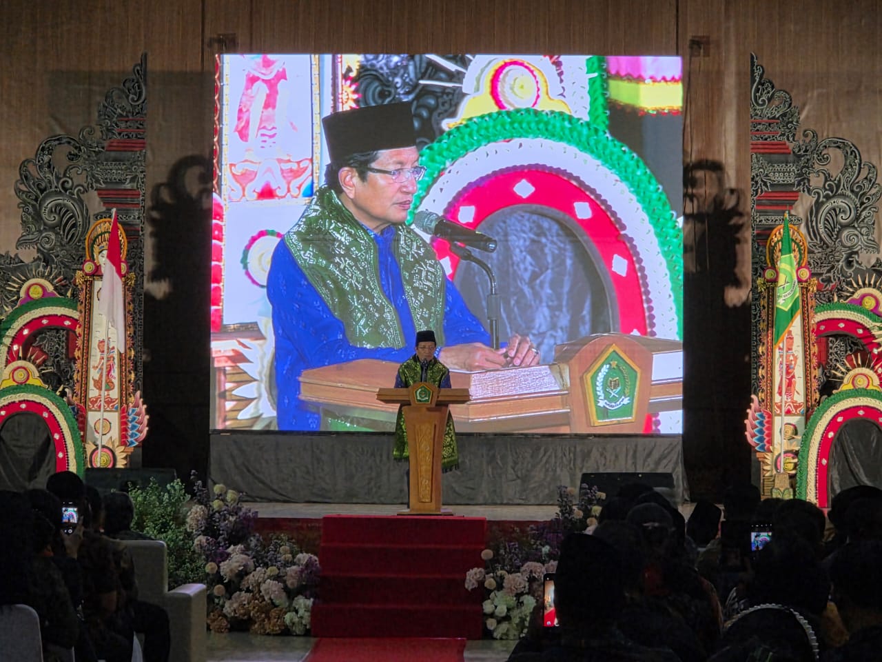 Menteri Agama RI Nasaruddin Umar Puncak Hari Bhakti Pertiwi Widyalaya 2026 di Aula Universitas Hindu Indonesia (UNHI) Denpasar, Kamis (12/2/2026) malam. (Marsellus Pampur/Radar Bali)