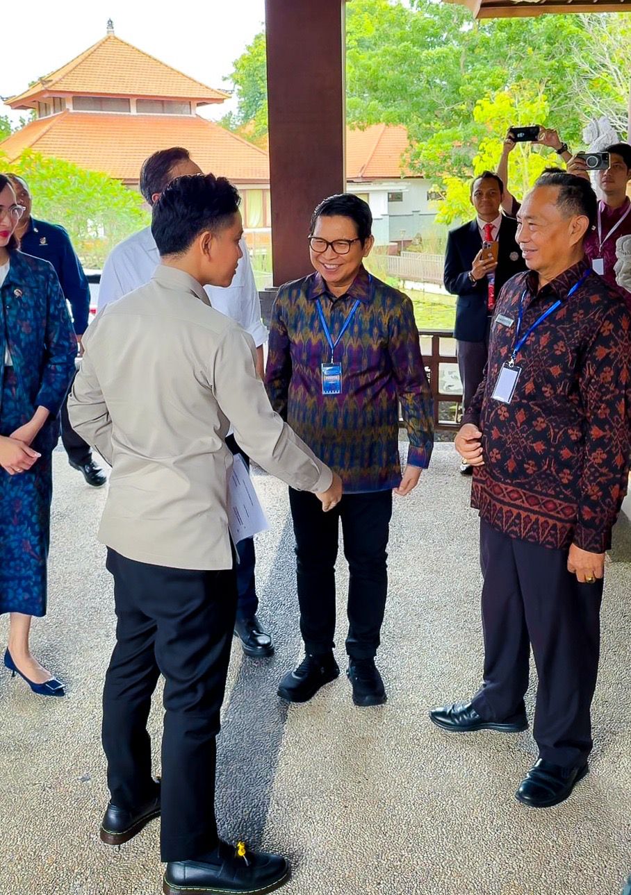 Bupati Wayan Adi Arnawa saat menyambut kunjungan kerja Wakil Presiden RI, Gibran Rakabuming Raka, ke Provinsi Bali di Gedung Widyatula, Politeknik Pariwisata Bali, Kampial, Nusa Dua, Jumat (13/2).