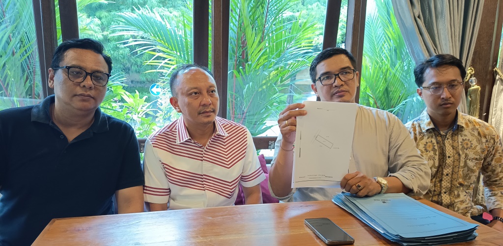 TUNJUKKAN BUKTI: Tim kuasa hukum pemilik lahan di Canggu, Badung, menunjukkan sertifikat asli.