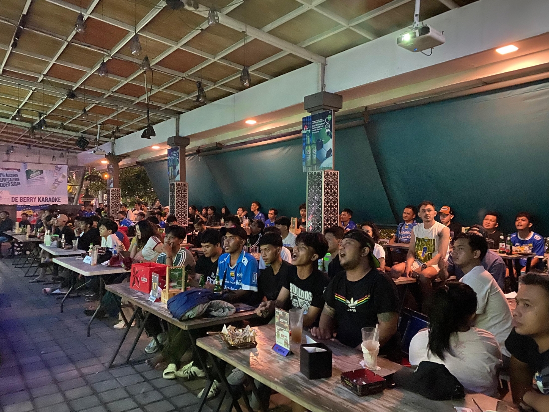 NOBAR: DeBerry Karaoke jadi tempat nobar berlisensi.