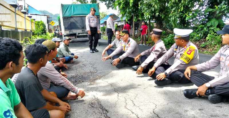 AJAK TERIB JANGAN SEENAKNYA: Polsek Klungkung ajak ngobrol langsung sopir truk pengangkut material galian C di Jalan Raya Gunung Merapi, Tegal Linggah, Semarapura Kangin.(foto:Pemkab  Klungkung)