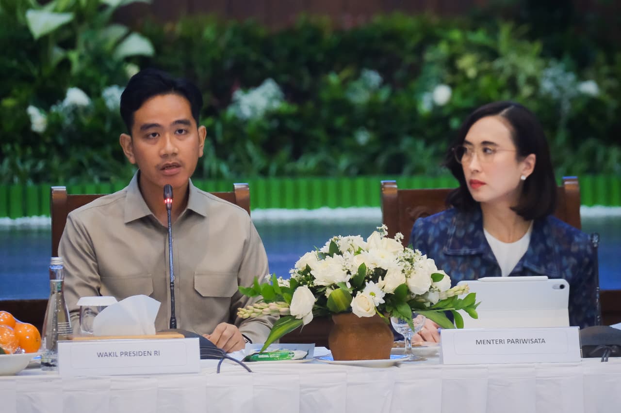 Wapres Gibran dan Menpar Widiyanti Putri Wardhana saat bertemu 74 pelaku usaha pariwisata dan pemerintah daerah se-Bali di Poltekpar Jimbaran, Badung, Bali.