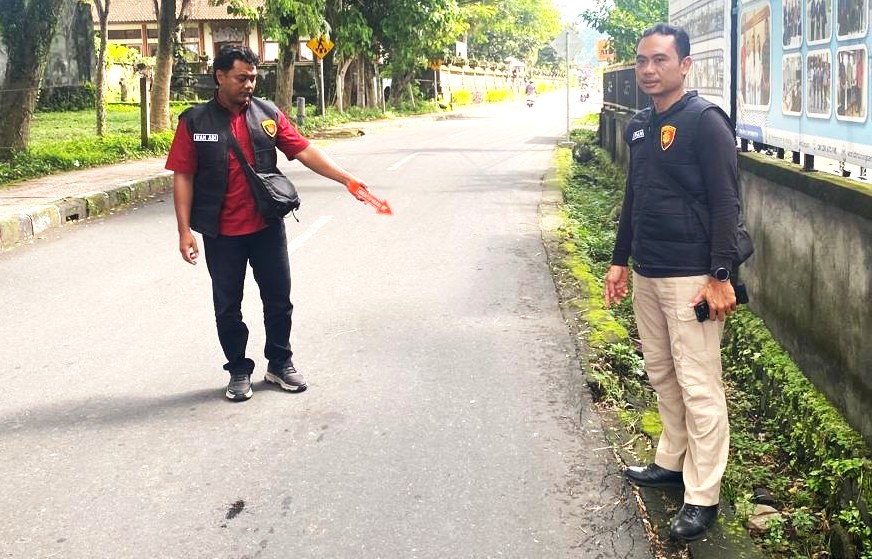 GELAR OLAH TKP: Petugas kepolisian saat melakukan olah TKP terkait kasus jambret terhadap lansia di wilayah Kelurahan Padangkerta,Karangasem. (Zulfika Rahman)