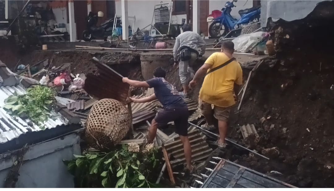 BENCANA: Tampak senderan parit di Jalan Ayani Gang Wahyu No. 9, Kelurahan Peguyangan, Denpasar Utara, jebol pada Kamis (12/2/2026)