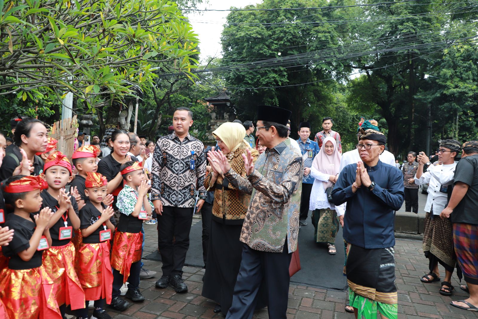 PENDIDIKAN MORAL DAN KARAKTER: Meneteri Agama RI Nasaruddin Umar bersama ibu saat melepas pawai Bhakti Pertiwi di Renon Denpasar, 13 Februari 2026.
