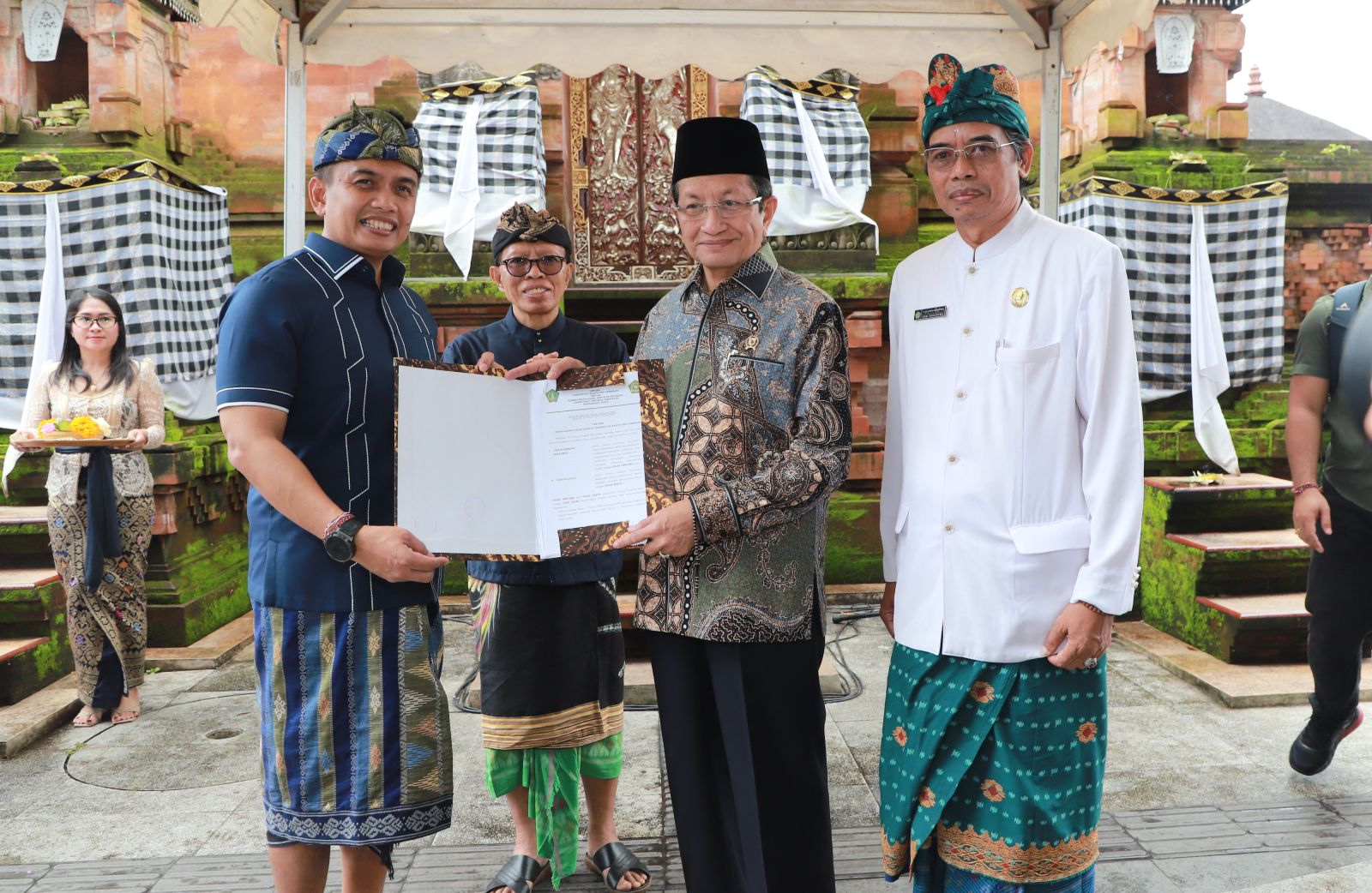 Menteri Agama RI Nasaruddin Umar didampingi akanwil Kemenag Provinsi Bali I Gusti Made Sunarta saat menerima hibah lahan untuk gedung Widnyala Negeri dari Wabup Jembrana I Gede Ngurah Patriana Krisna