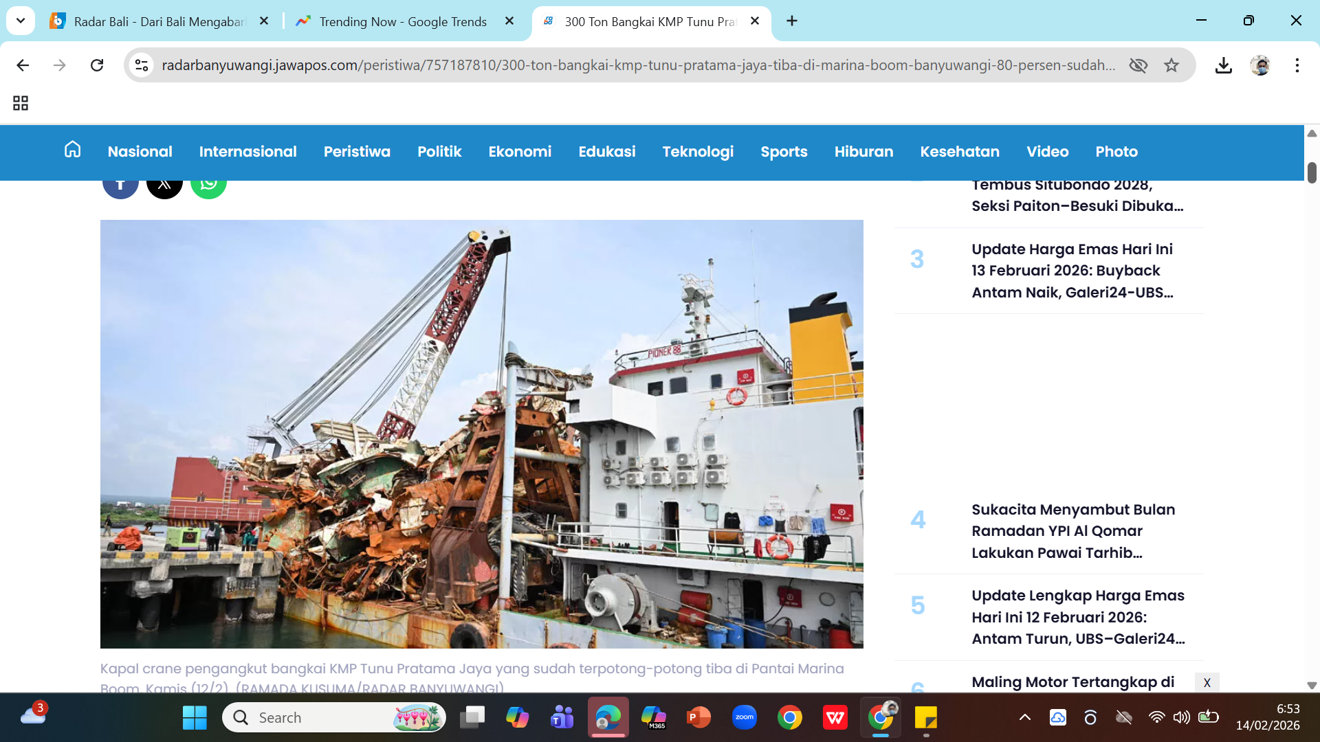 Kapal crane BC Pioneer 88 merapat ke Dermaga Boom Banyuwangi membawa 300 ton besi eks KMP Tunu Pratama Jaya yang karam pada tahun lalu.