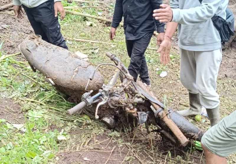 DITEMUKAN RUSAK MOTORNYA: Jenazah dan motor I Wayan Buda yang sudah dalam kondisi rusak akhirnya ditemukan. (foto: BPBD Bangli)