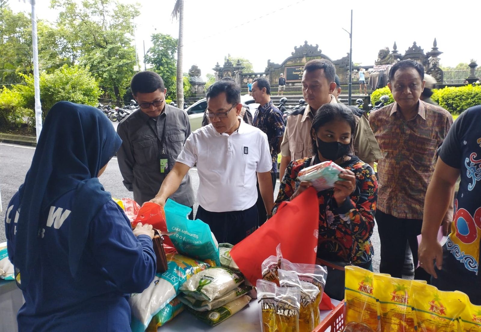 CEGAH INFLASI  NAIK: Pemerintah Provinsi Bali gelar  Gerakan Pangan Murah (GPM) Serentak Nasional bersama Badan Pangan Nasional pada di Halaman Kantor Gubernur  Bali (13/2/206)