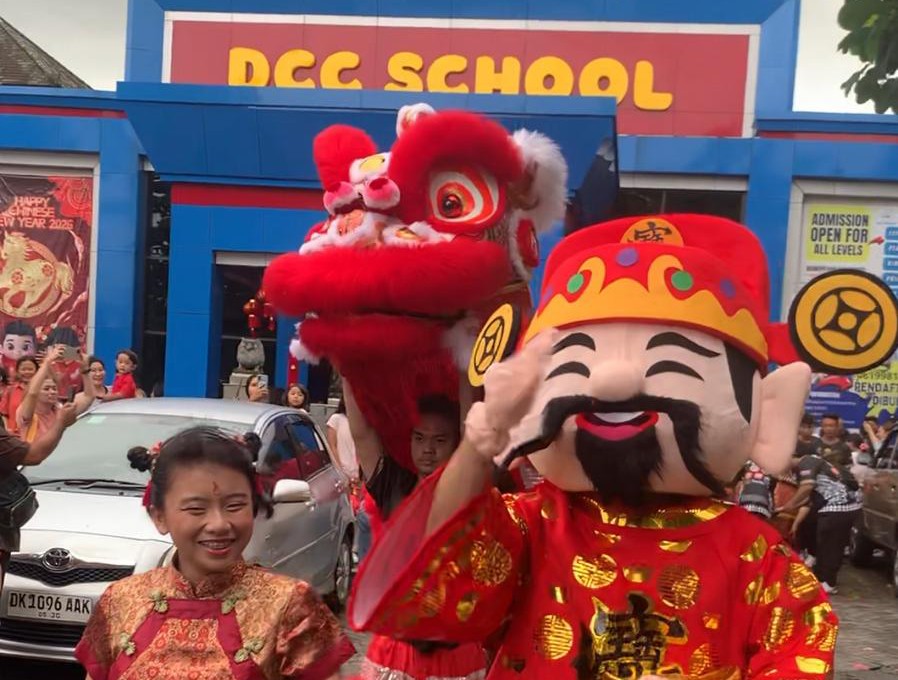 Atraksi Barongsai di DCC School dalam rangka Imlek 2026