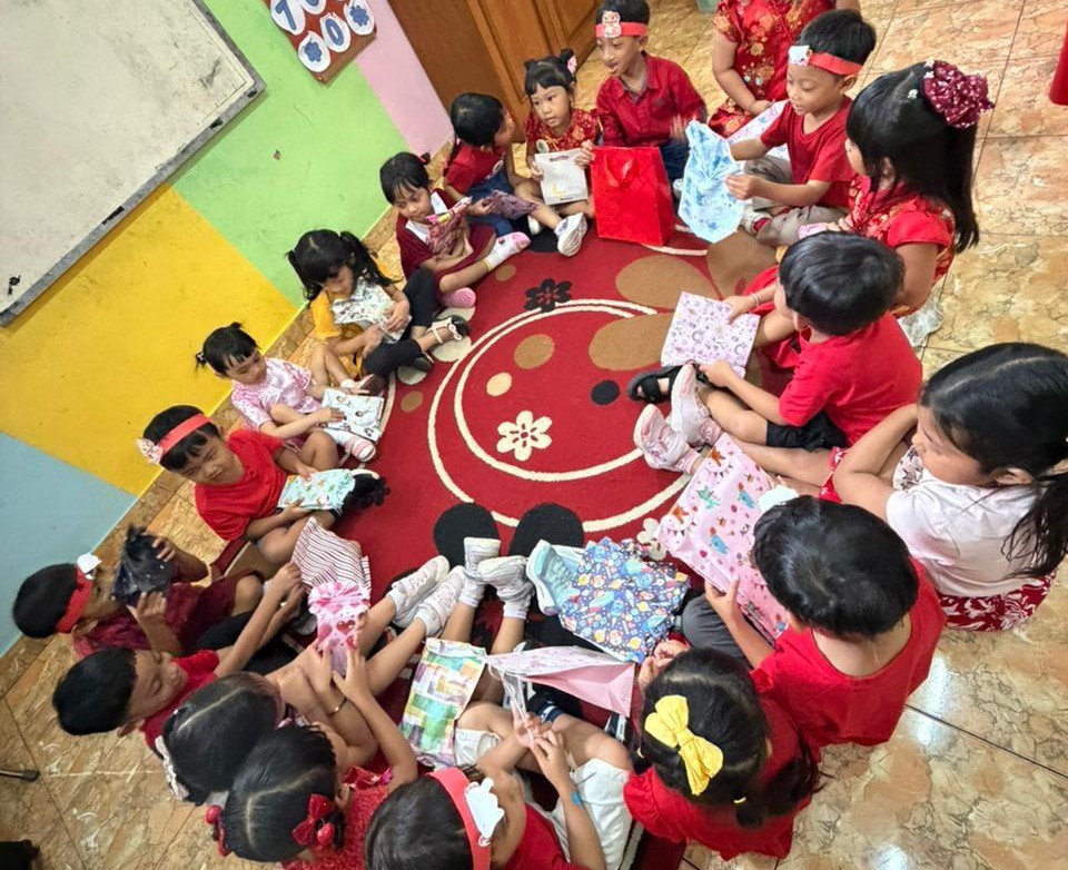 MULTIKULTUR: Saling tukar kado antar siswa di DCC School sebagai wujud pendidikan multikultur dan kesetaraan di DCC School Minggi, 15 Februari 2026