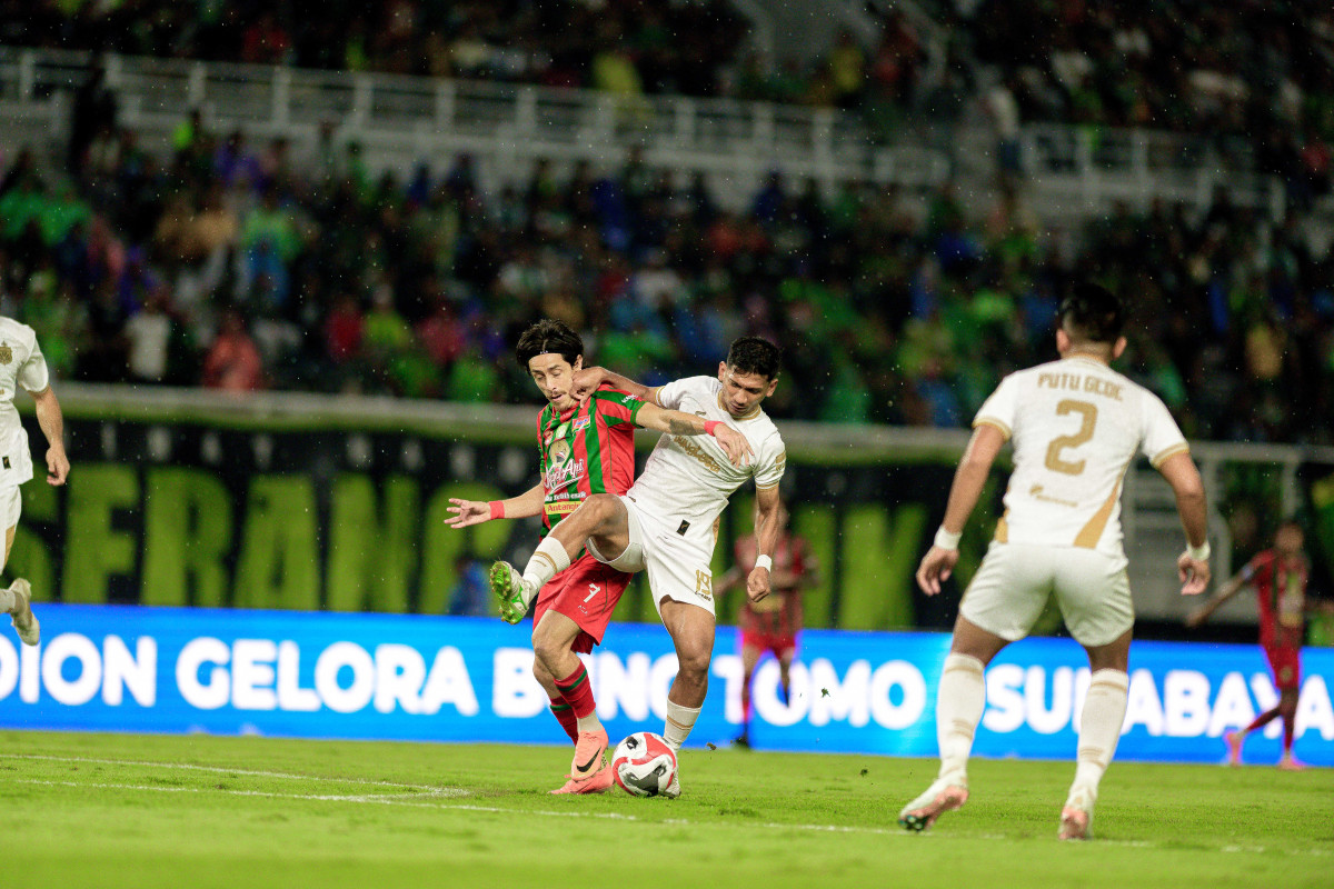 Striker Persebaya Francesco Rivera berduel dengan pemain Bhayangkara FC dalam laga pekan ke-21 Super League di Stadion Gelora Bung Tomo Surabaya.