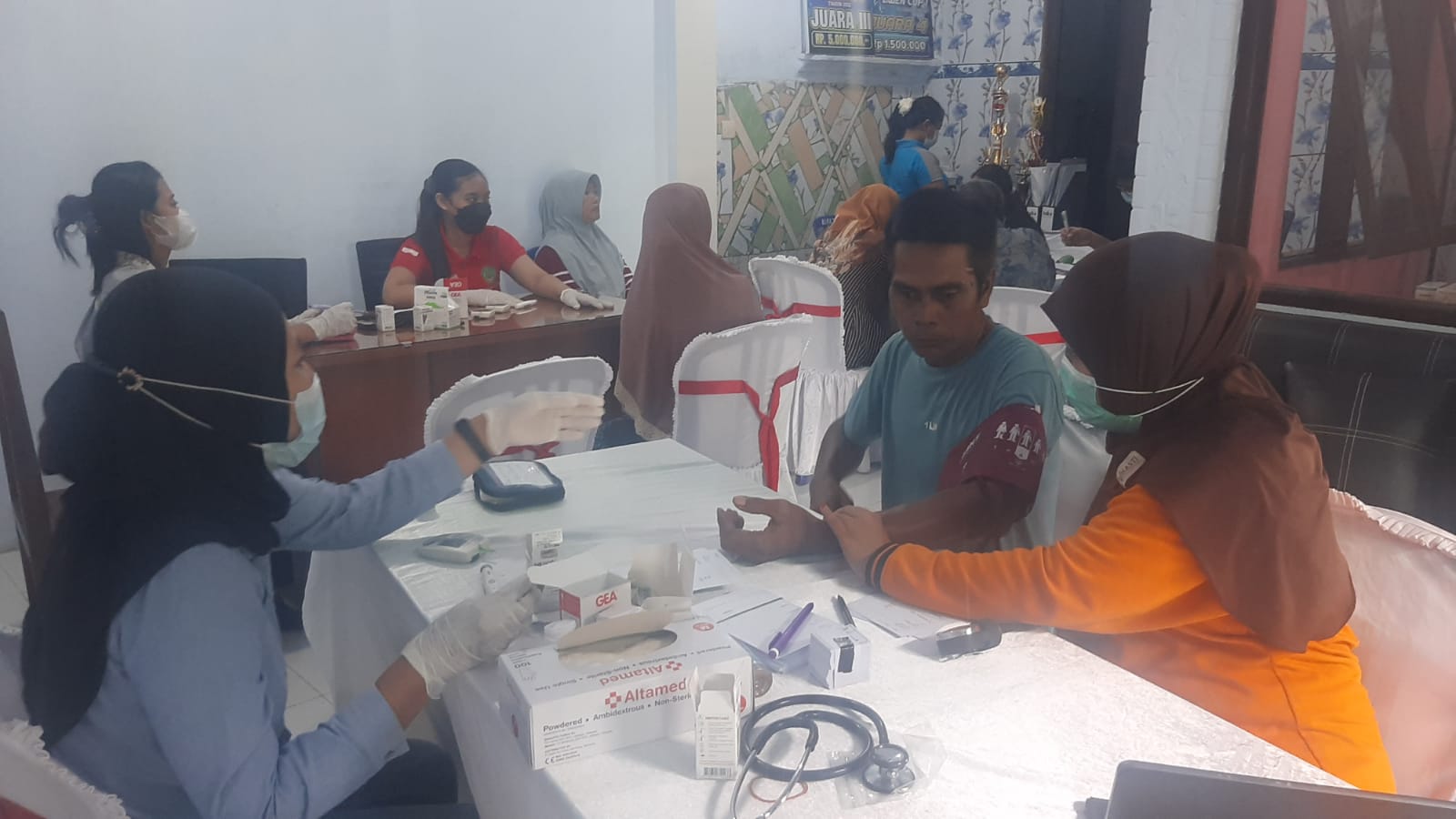 AKSI SOSIAL: Warga Pengambengan sedang melakukan cek kesehatan gratis layanan dari PT Klin sebagai perusahaan pengolah limbah.