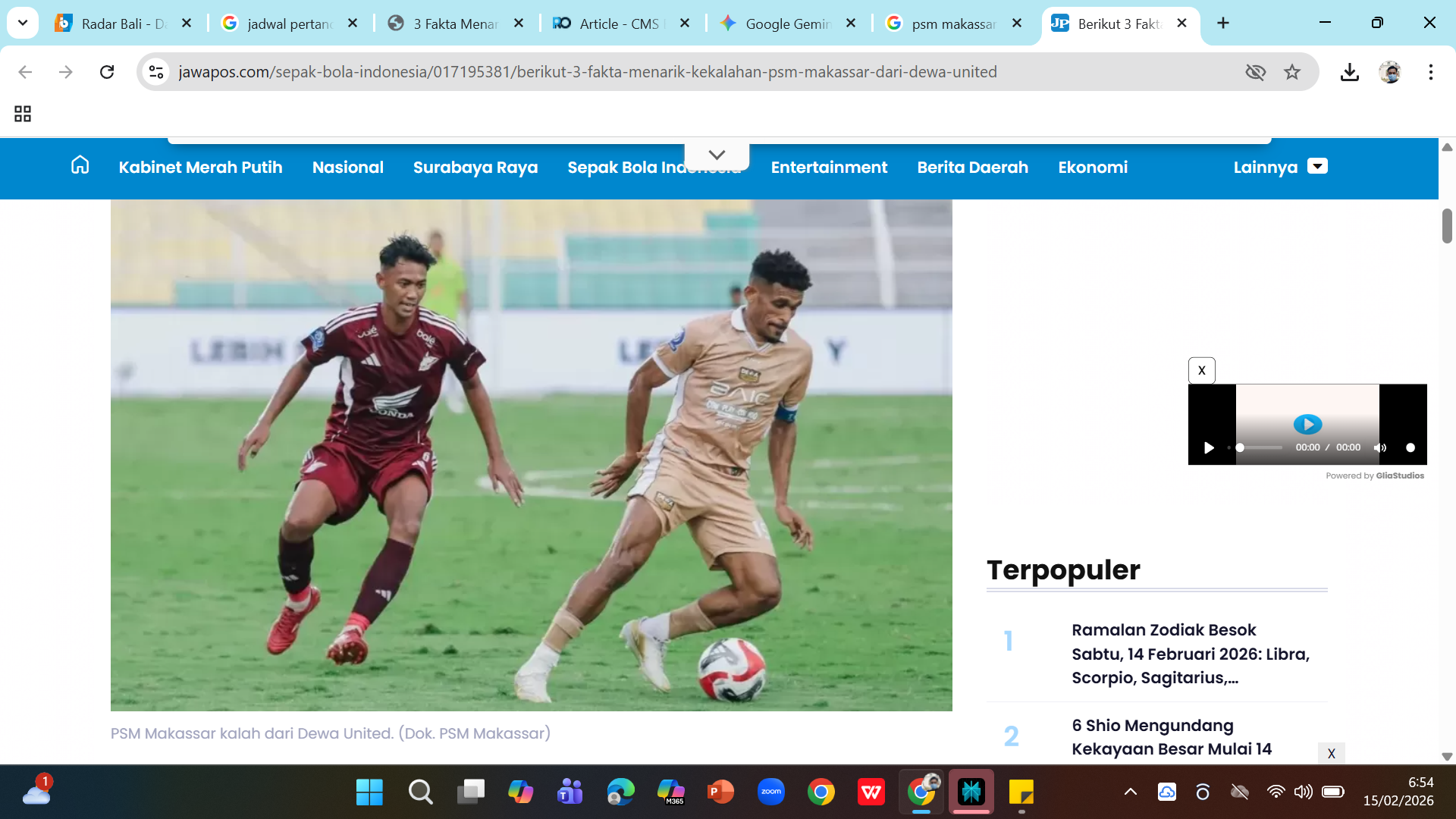 Ruben Kambuaya menguasai bola dibayangi pemain PSM Makassar.
