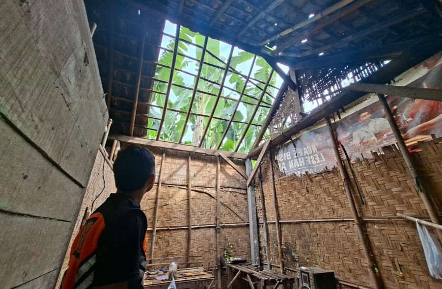 REMUK: Atap dapur dan sebagian atap kamar tidur sebuah rumah warga di Banjar Gesing, Desa Tegal Badeng Timur, ruka berat.