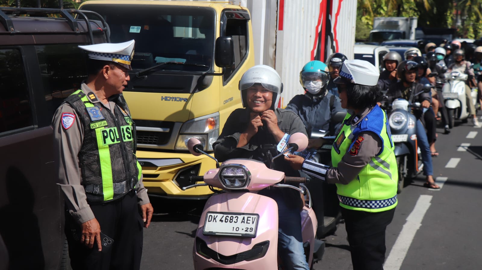 HUMANIS: Polresta Denpasar memberikan teguran dan melakukan penindakan terhadap pengendara yang melanggar aturan dalam Operasi Keselamatan Agung 2026.