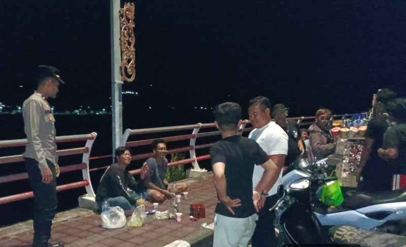 SALING MEMANTAU: Polisi melakukan pembubaran aksi balap liar di kawasan PKB Kabupaten Klungkung. (ist)