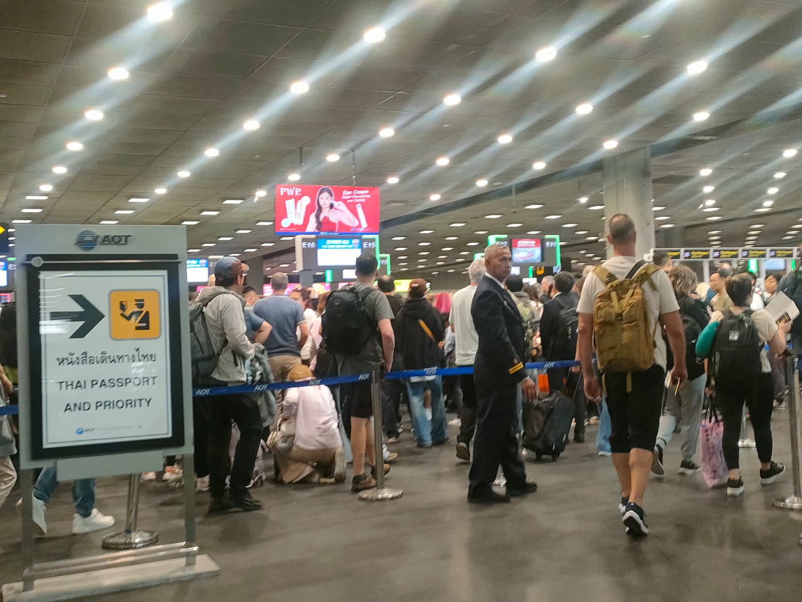 MEMBLUDAK: Antrian Imigrasi di bandara Suvarnabhumi disesaki pengunjung dari mancanegara.