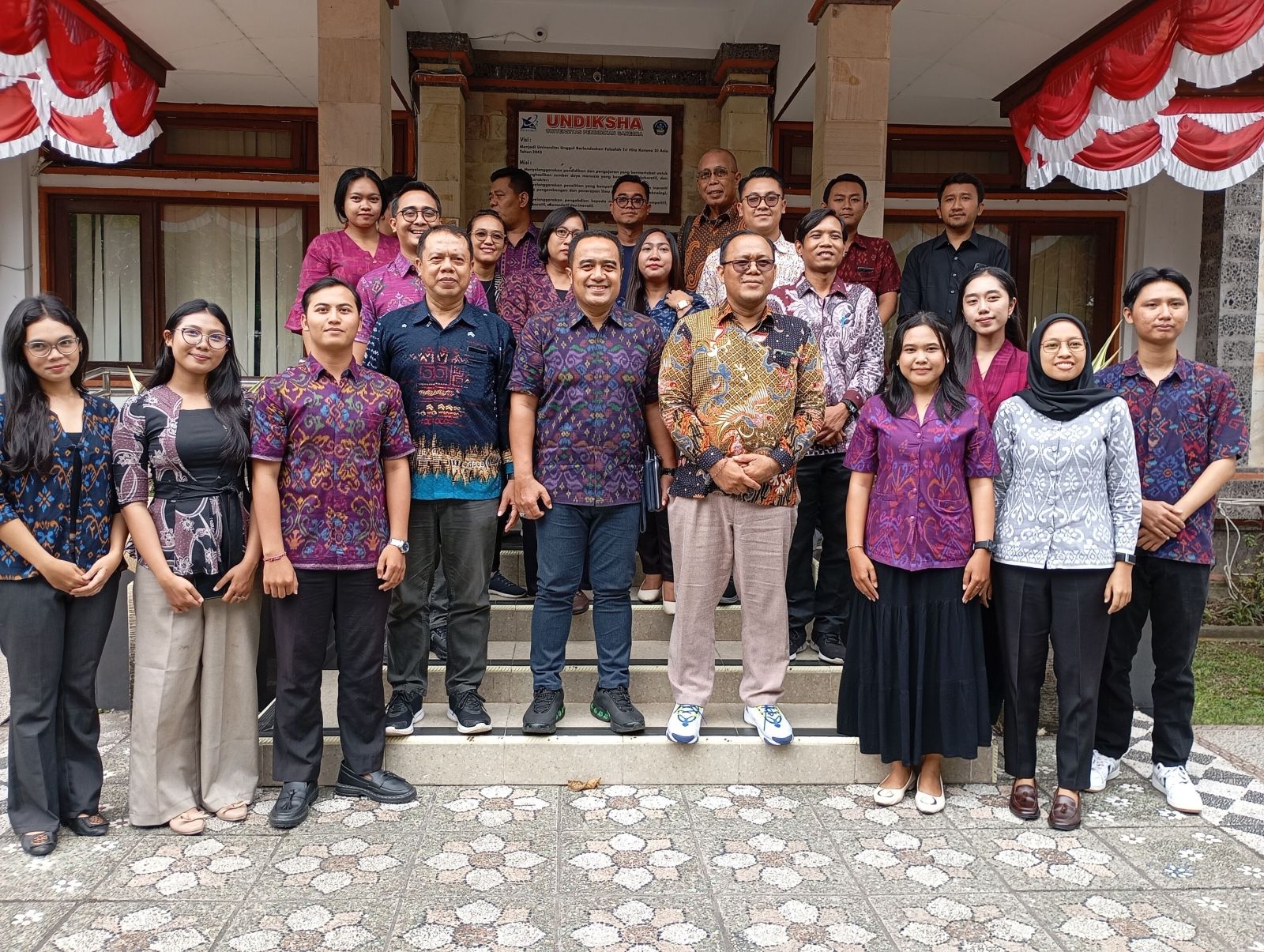 BANTU AJAR: Tim Guru Bantu FIP Undiksha yang akan membantu mengajar Bahasa Indonesia di SD Australia.