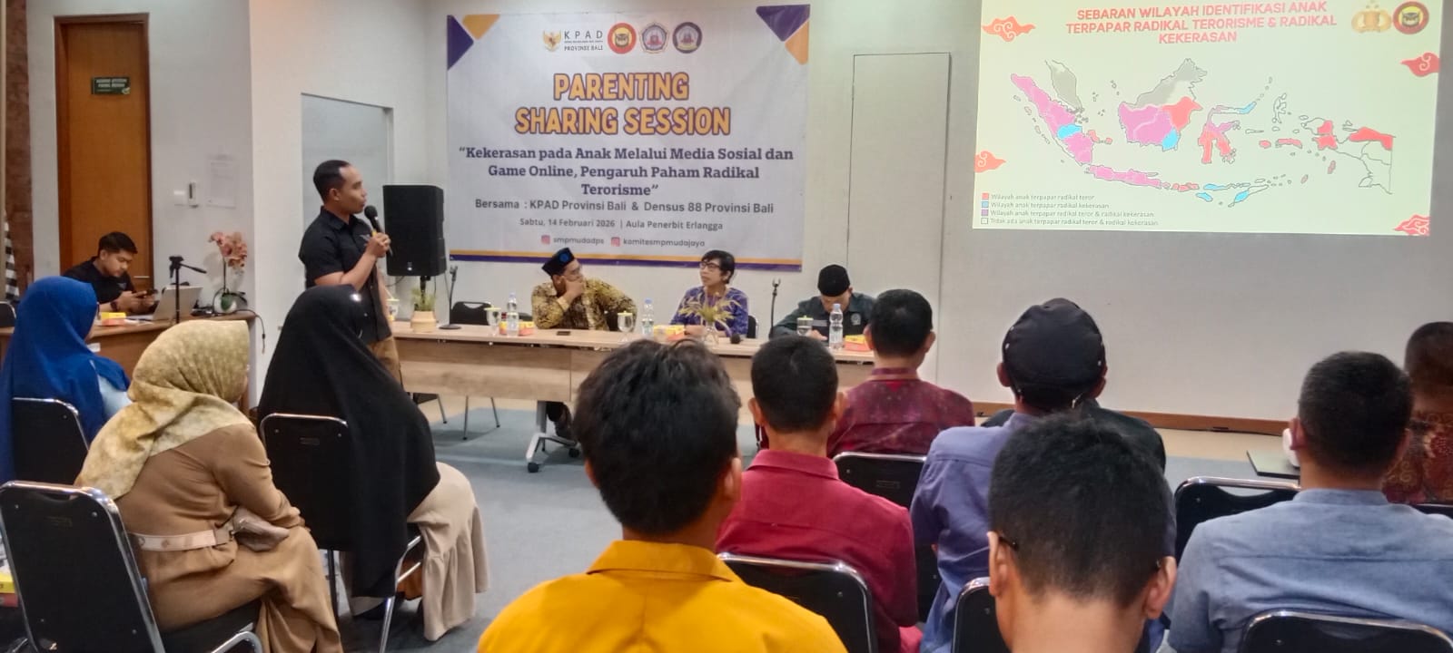 Hadi Nata Kusuma SH, MH, Katim Unit Cegah Densus 88 Anti Teror Polri Satgas Wilayah Bali (berdiri pegang mik) di hadapan orang tua siswa SMP Muhammadiyah 2 Denpasar, Sabtu (14/2/2026).