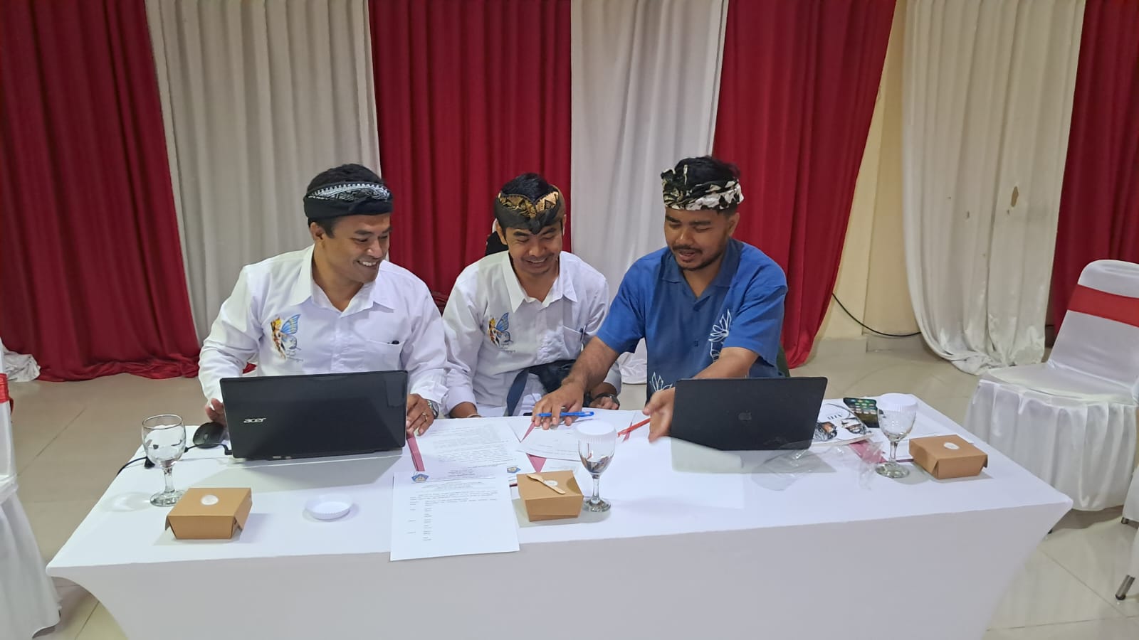MENINGKAT: Juri yang sedang menilai ratusan karya yang dikirim peserta, Minggu (15/2/2026). (Panitia Bulan Bahasa Bali 2026 for Radar Bali)