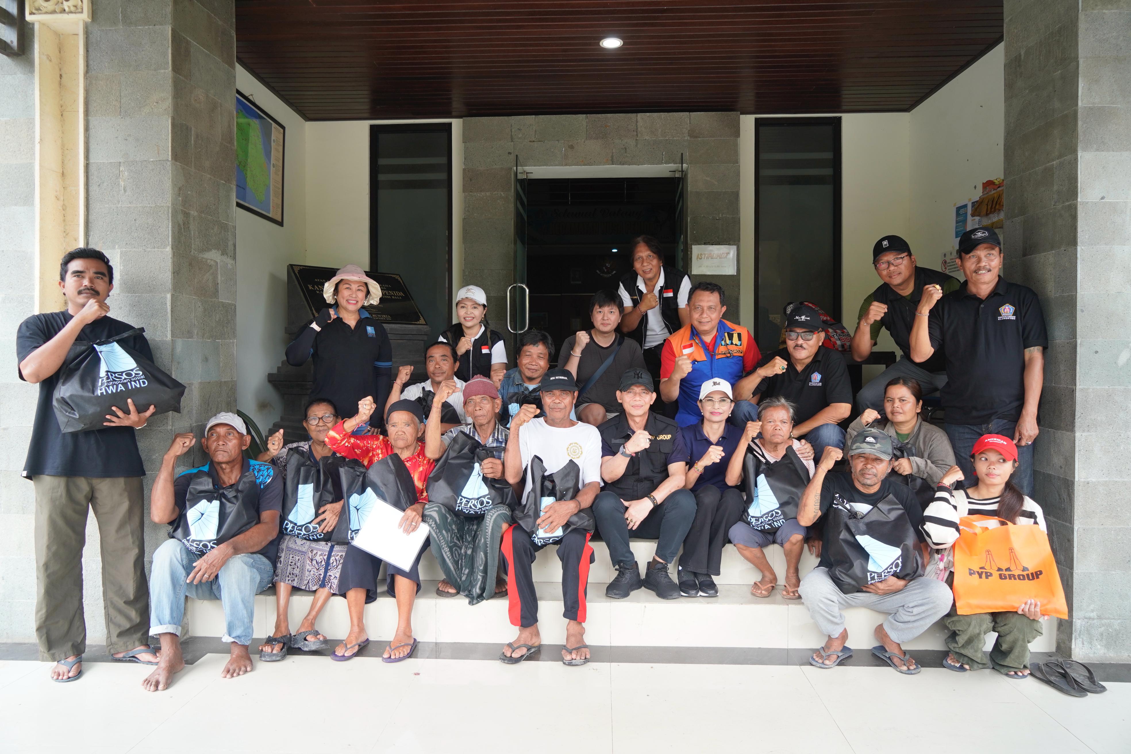 Bupati Klungkung I Made Satria bersama Ny. Eva Satria dan Komunitas Sosial Peduli Yatim Piatu (PYP) menyerahkan bantuan paket sembako di Kecamatan Nusa Penida, Sabtu (14/2).