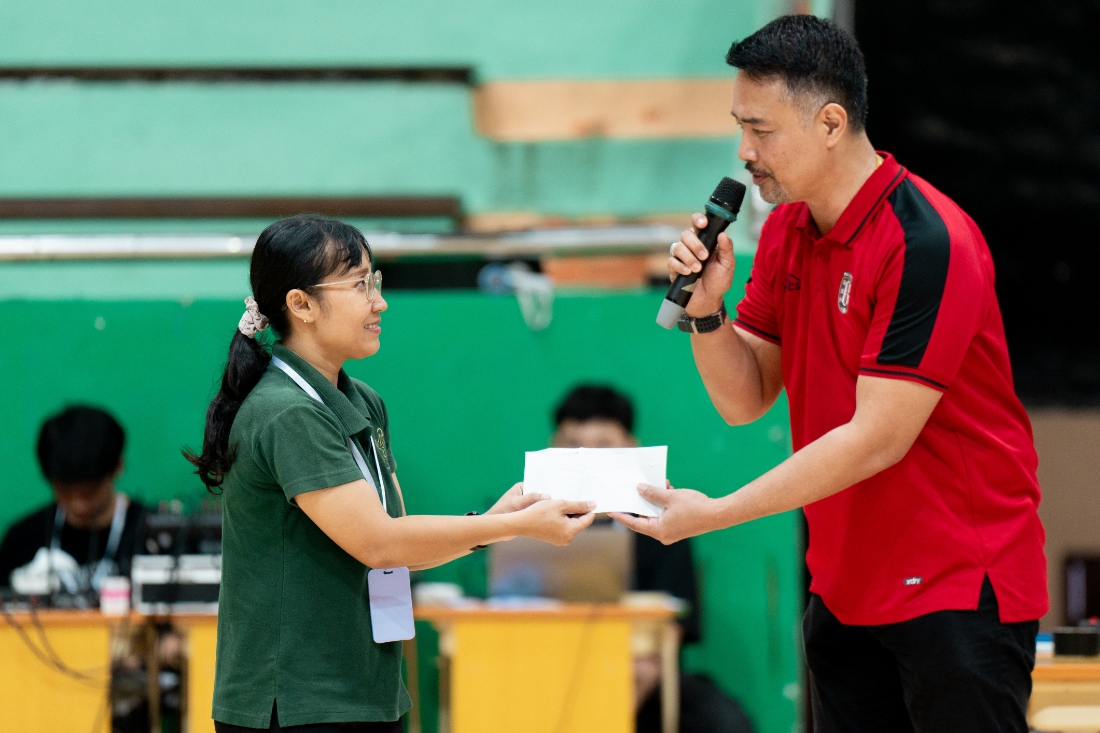 Kepala Sekolah SMA Kalam Kudus Ebtiandita Mulia Putri, S.Pd., menerima suport dari Bupati Badung yang diserahkan Kabid Kepemudaan dan Olahraga Disdikpora Badung I Gede Suarjaya, S.E., M.Si.
