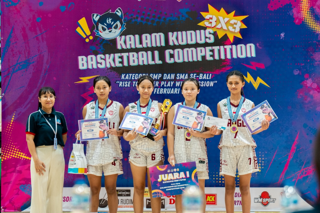 JUARA PUTRI SMP: Tim Putri SMPN 1 Kintamani  menerima trofi dari Kepala Sekolah SMA Kalam Kudus Ebtiandita Mulia Putri, S.Pd., di GOR Purna Krida, Badung (13/2). (SMA Kalam Kudus for Radar Bali)