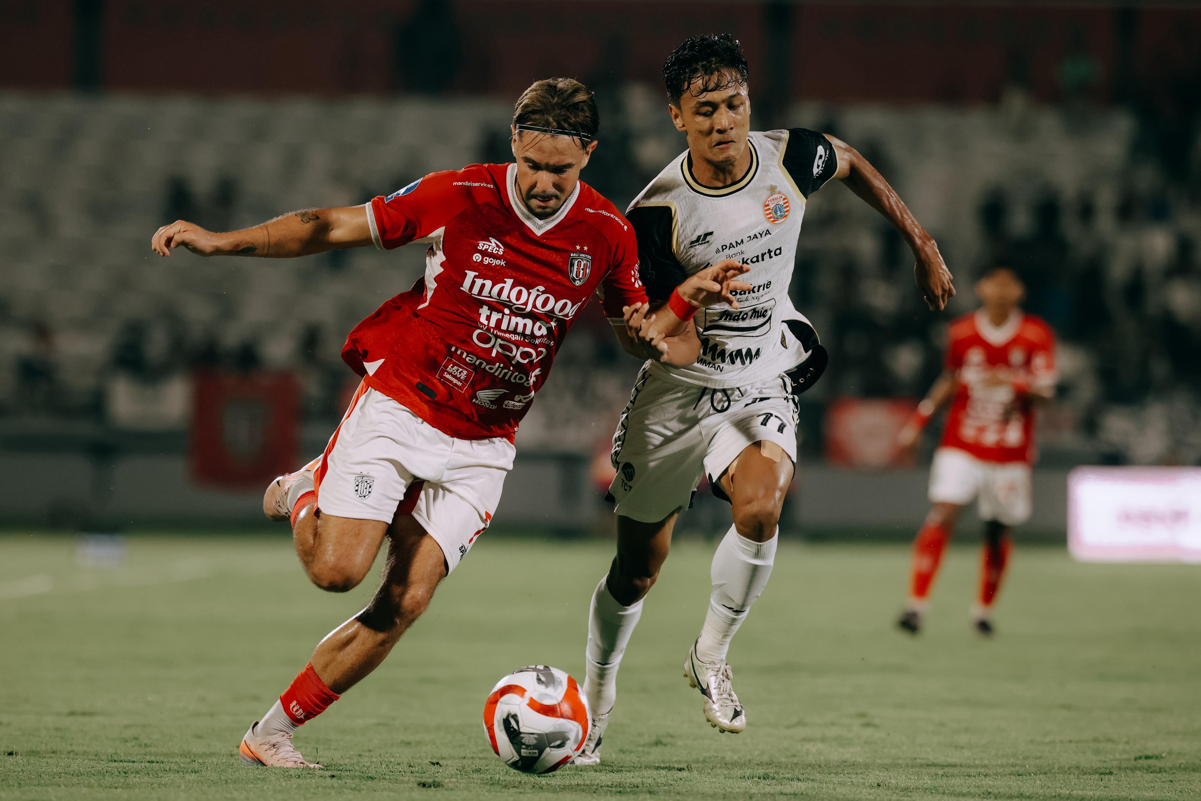 Thijmen Goppel berupaya membongkar pertahanan Persija, Tanpa Mustafic, Bali United kalah penguasaan bola dan suplai ke barisan penyerang.