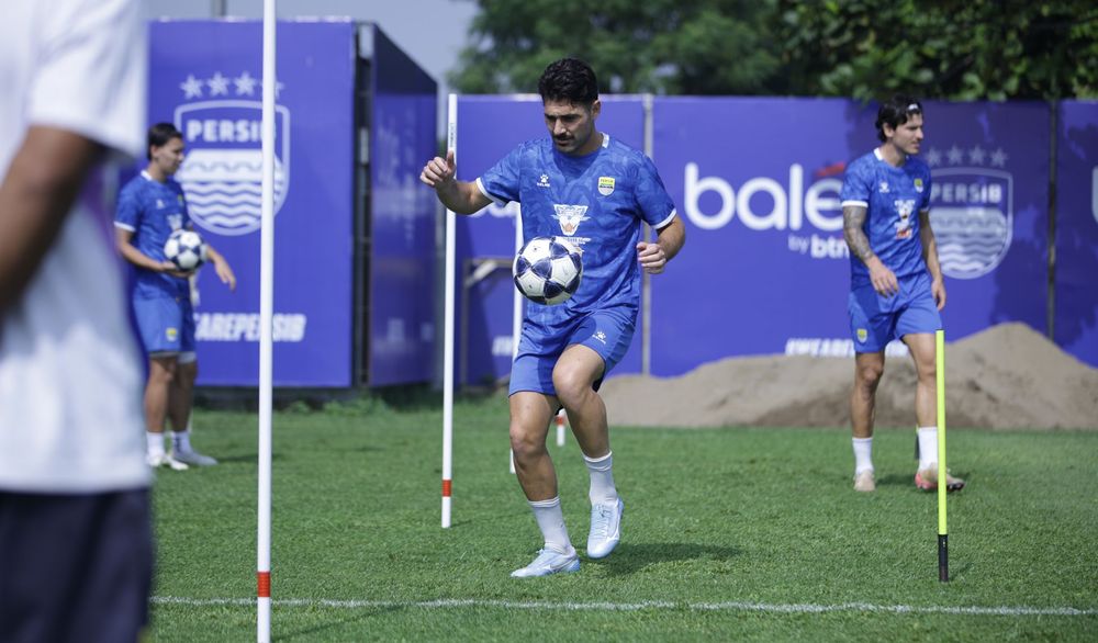 Bek Timnas Irak Frans Putros berlatih di lapangan pendamping GBLA Bandung. Persib akan melawan Ratchaburi FC di leg kedua fase 16 besar ACL 2 pada Rabu (18/2/2026).