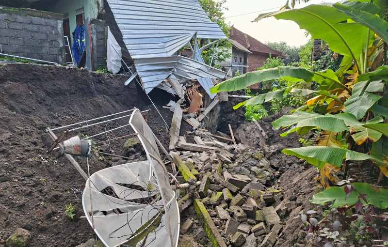 AMBRUK : Rumah pasutri di Lingkungan Galiran Kaler, Kelurahan Subagan, yang ambruk akibat pondasi tergerus sungai. ( Foto ist : BPBD Karangasem)