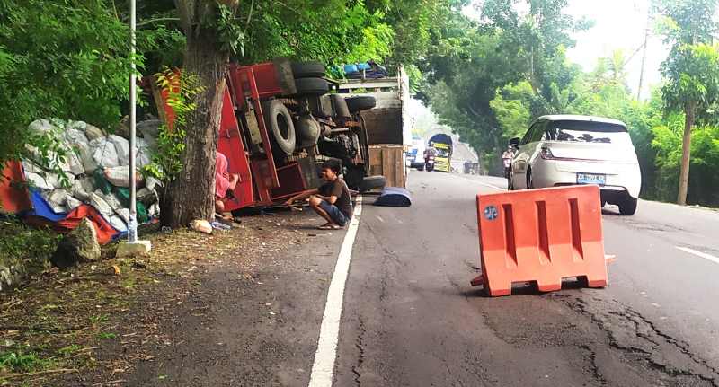 APES : Truk bernopol polisi N 8501 BA mengalami musibah kecelakaan tunggal di Jalan Raya Denpasar-Gilimanuk, Desa Melaya. (M.Basir/Radar Bali)