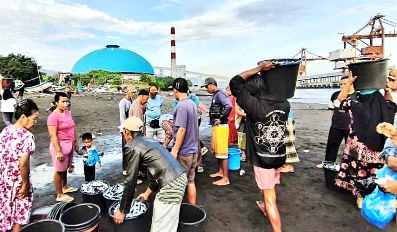 HASIL MELIMPAH :Nelayan sedang panen ikan di Kawasan perairan Celukan Bawang dekat PLTGU, Buleleng. (ist)