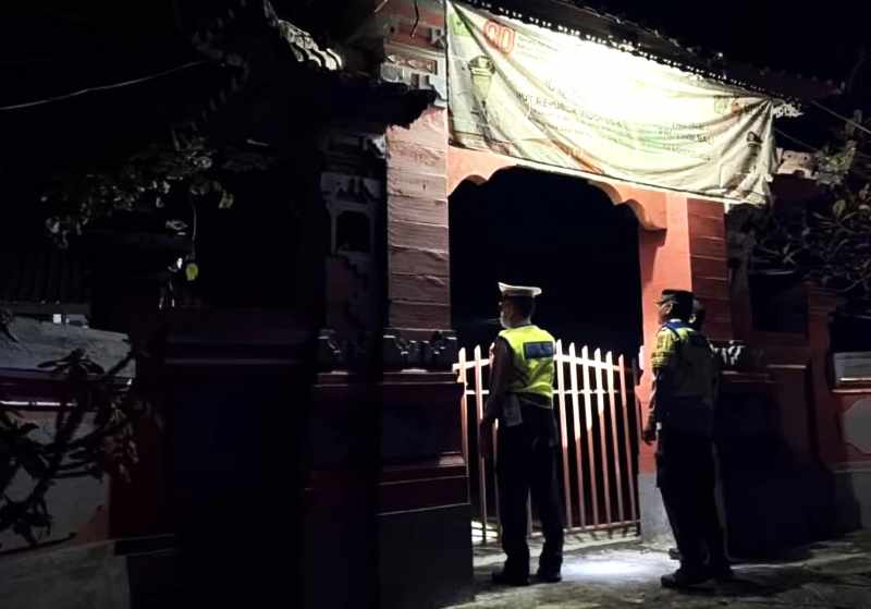 PATROLI KELILING MALAM HARI : Polisi di Tabanan meningkatkan patrol lampu biru malam hari. (juliadi/radar bali)
