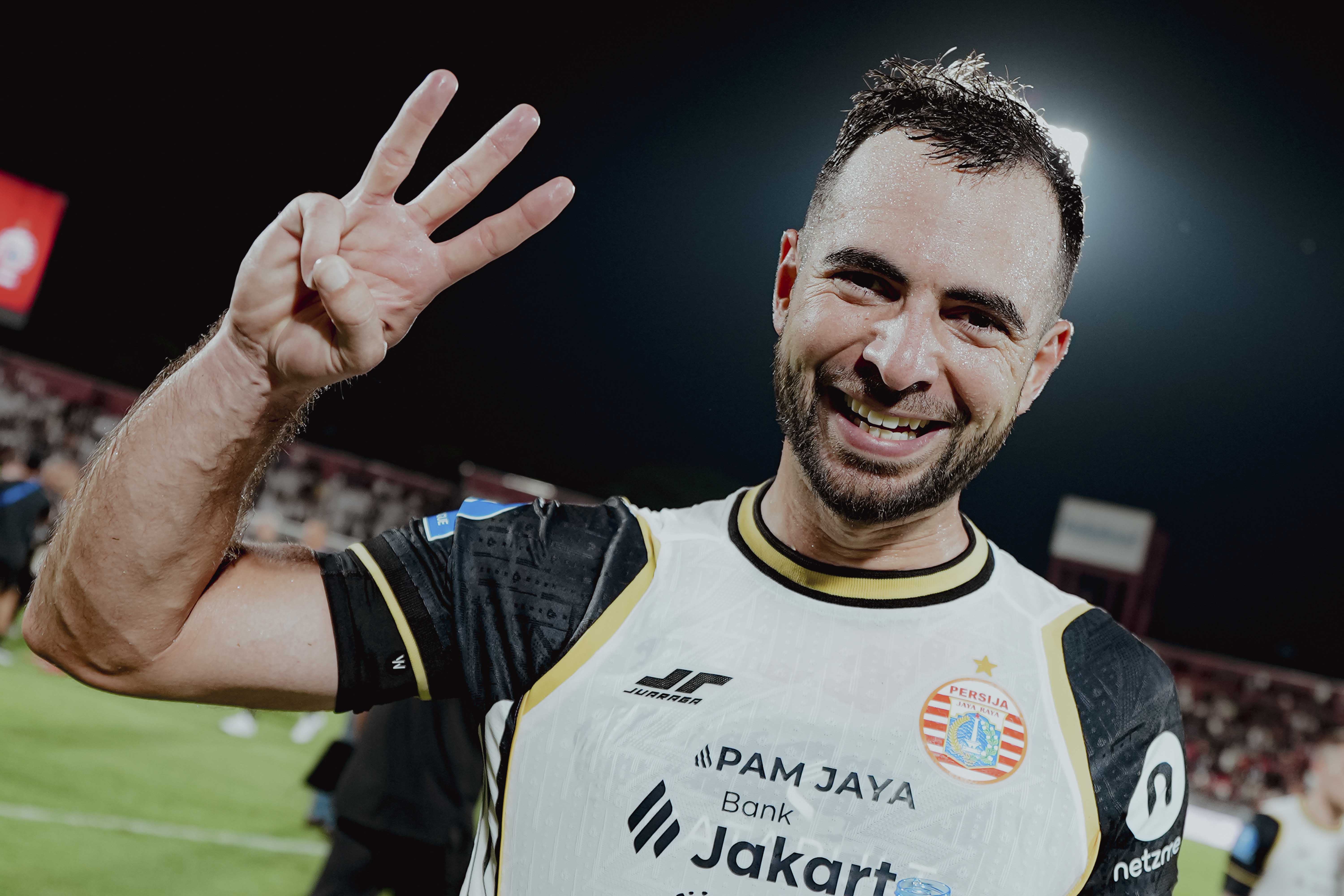 Bek Persija Jordi Amat merayakan gelar man of the match dalam laga melawan Bali United saat bermain sebagai gelandang.