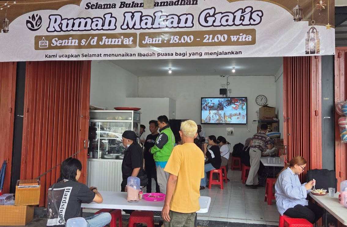 OASE PERADABAN MODERN : Tampak sejumlah warga mengantre untuk mendapatkan makanan gratis . (foto: Foto Marsellus Pampur)