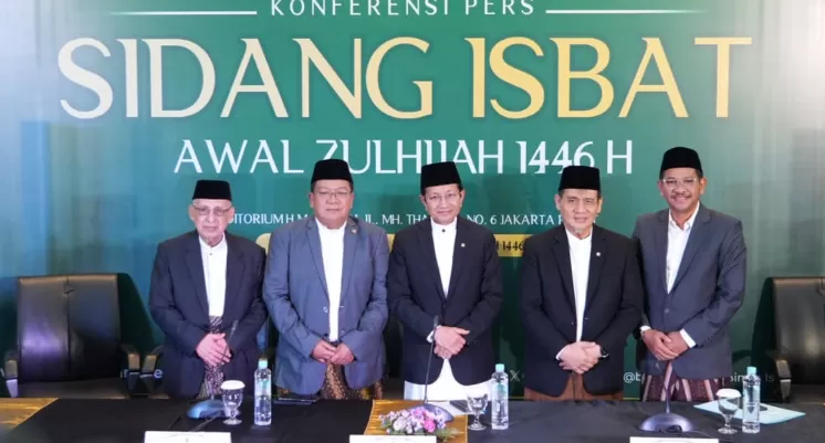 Menteri Agama Nasaruddin Umar (tengah) didamipingi Wamenag Muhammad Romo Syafei, Ketua Komisi VIII DPR-RI Marwan Dasopang (dua dari kiri) dan Ketua MUI KH. Anwar Iskandar dalam sidang isbat (17/2/2026