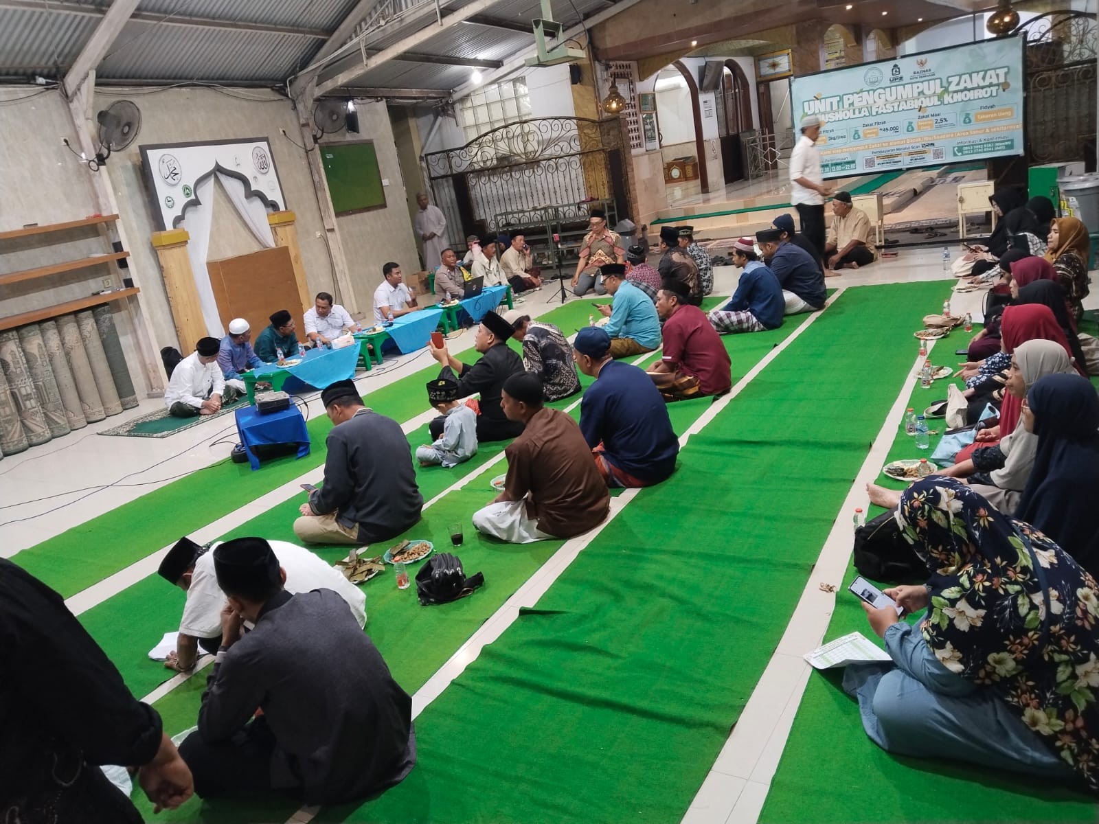 CEGAH TERORISME: Bhabinkamtibmas Kelurahan Sanur bersama personel Detasemen Khusus 88 Anti Teror Mabes Polri memberikan sosialisasi pencegahan radikal terorisme dan kekerasan pada anak di Sanur