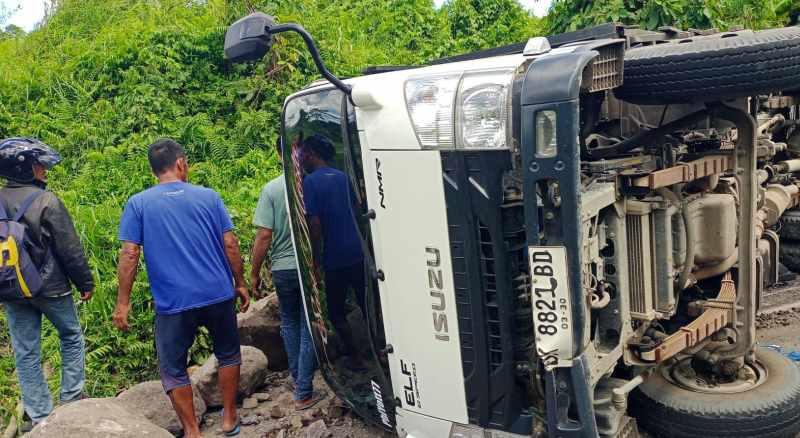 PETAKA REM BLONG: Kondisi dump truck usai terlibat kecelakaan di jalur Sidemen yang mengakibatkan pengemudi meninggal. (ist)