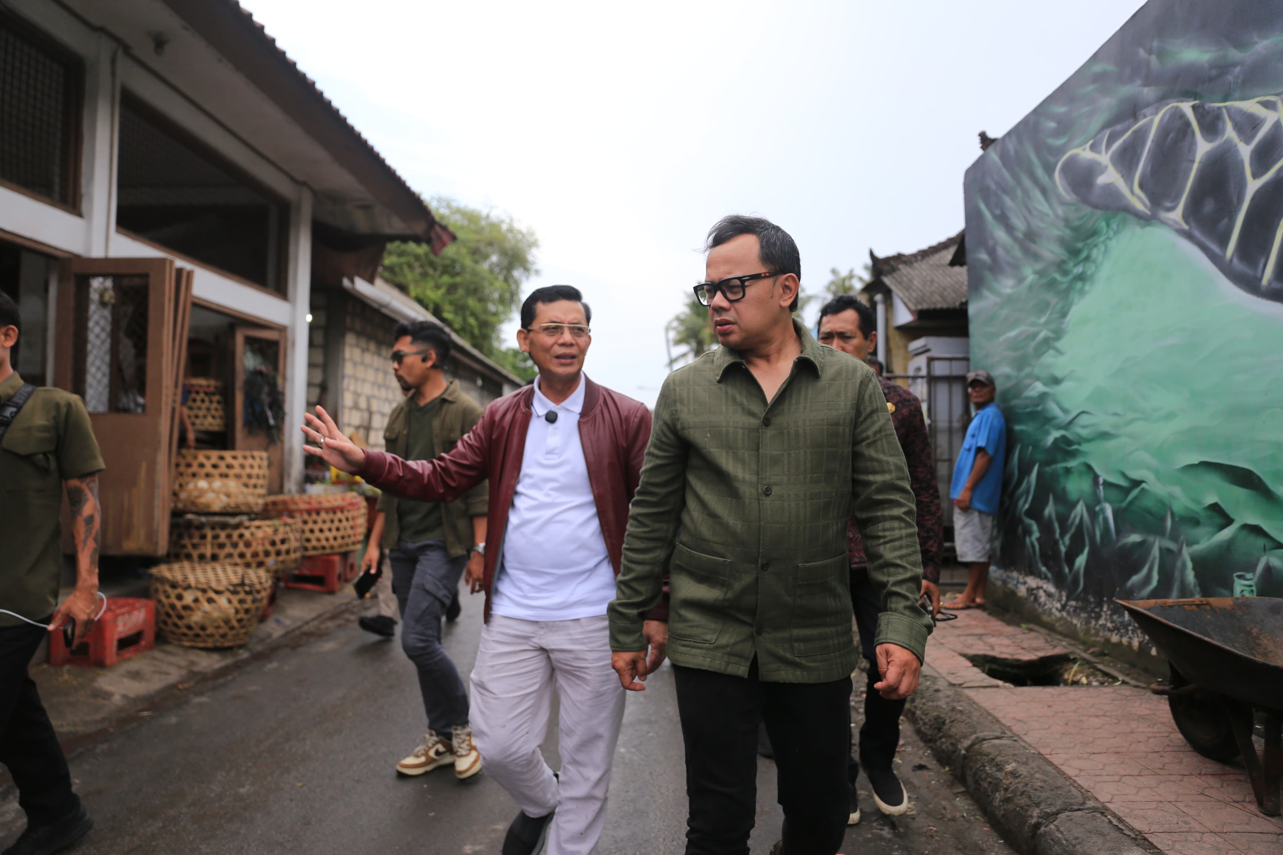 Wamendagri Bima Arya bersama Bupati Klungkung I Made Satria di Nusa Dua.